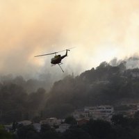 Foto: Francijā 350 ugunsdzēsēju cīnās ar meža ugunsgrēku dabas parkā