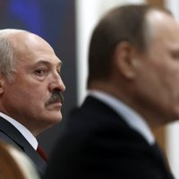 Лукашенко на Новый год подарил Путину сало и четыре мешка картошки