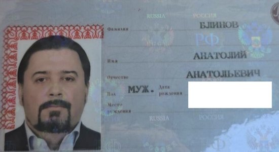 De facto: Задержанный за нападение на соратника Навального путешествовал с поддельным латвийским паспортом