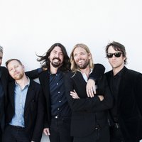 Tuvojas šā gada Glastenoberijas festivāla hedlaineru 'Foo Fighters' koncerts Rīgā