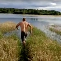 Video: Vēl viens brašulis metas peldē applūdušā laukā