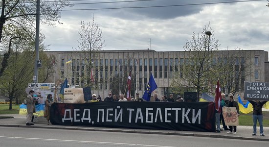 "Мы вам не соотечественники". Напротив посольства РФ прошел пикет против вмешательства России в политику Латвии