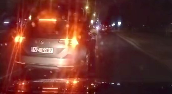 Video: "Bolt" taksometrs apzināti bremzē citu autobraucēju