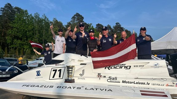 Piesaistīt arābu naudasmaisu uzmanību... Pēc triumfa Eiropā ātrākais latvietis uz ūdens mērķē uz F-1