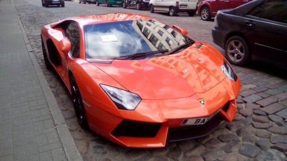 'Lamborghini' ar soda kvīti logā