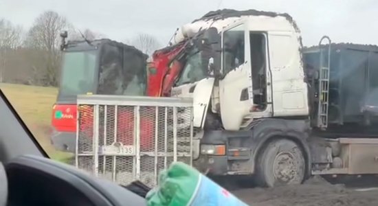 Video: Salaspils novadā trīs spēkratu avārijā divi cietušie