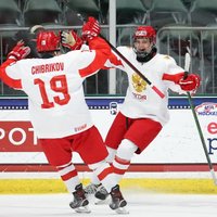 Krievijas un Kanādas hokejisti iekļūst pasaules U-18 čempionāta finālā