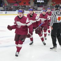 Latvijas U-20 hokejisti oficiāli iekļūst pasaules čempionāta ceturtdaļfinālā