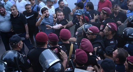 Полиция разогнала митинг оппозиции в Ереване. Задержаны почти 100 человек