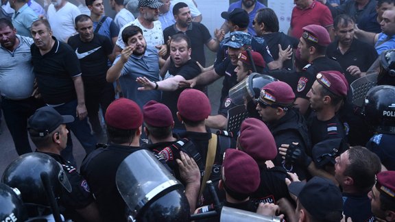 Полиция разогнала митинг оппозиции в Ереване. Задержаны почти 100 человек