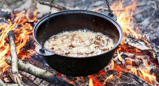 Ēdieni talciniekiem un laivotājiem: brīvības un ugunskura garša 35 receptēs