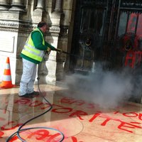 'F*** tourism': Ar grafiti apķēpāta tūristu iecienītā Sv. Sirds bazilika Parīzē