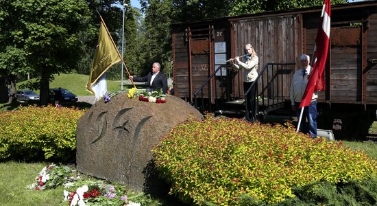 Foto: Komunistiskā genocīda upuru piemiņas pasākums pie Torņakalna stacijas