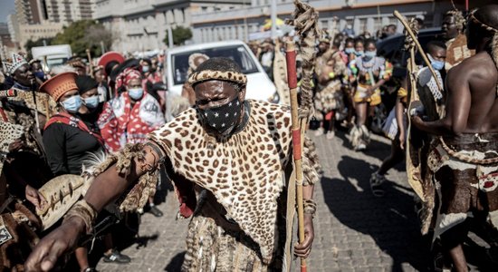 Foto: Mēnesi pēc karaļa nāves zulu tauta zemē gulda jauno karalieni