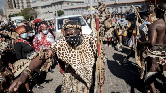 Zulu tauta zemē gulda jauno karalieni Šijivi Mantfombi Dlamini Zulu - 5