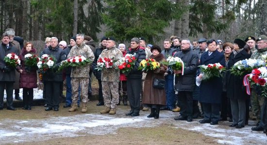 Antiņu kapos atzīmē 96. gadadienu kopš Ziemassvētku kaujām