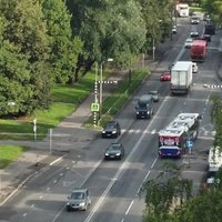 Video: Rīgas policijas drons pieķer četrus satiksmes delverus