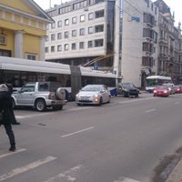 Brīvības ielā saduras divi auto un trolejbuss