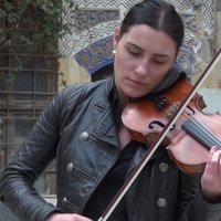 Noskaties! Latviešu vijolniece muzicē pie karadarbības skartajiem Sīrijas kultūras pieminekļiem