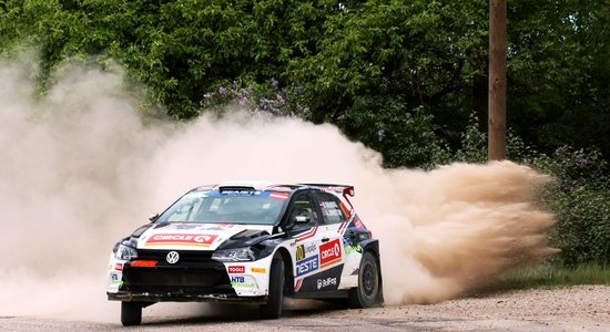 'Rally Liepāja' pirmās dienas finišā ātrākais Olivers Solbergs