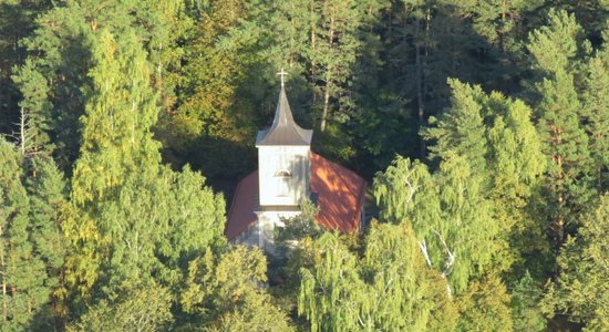 Carnikavas baznīcas pamatos atrod senu piemiņas plāksni un apbedījumus