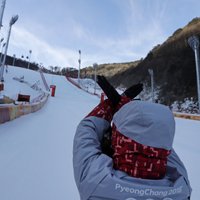 Stiprais vējš liedz kalnu slēpotājiem sākt cīņu par medaļām Phjončhanā