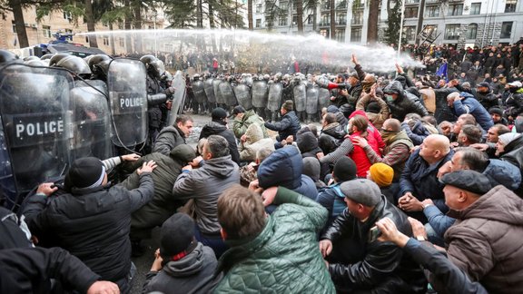 Полиция в Тбилиси разогнала протестующих против провала избирательной реформы