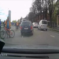 Video: Kā velosipēdisiti pēc 'Kritiskās masas' bloķē Daugavgrīvas ielas
