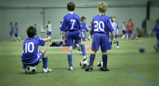 'Slaucamie vecāki'. Ienesīgās blēdības jauniešu futbolā un basketbolā