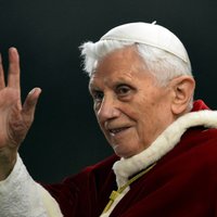 Benedikts XVI nedzīvo izolētībā, paziņo Vatikāns