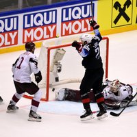 Latvijas hokejisti dramatiski pagarinājumā zaudē ASV
