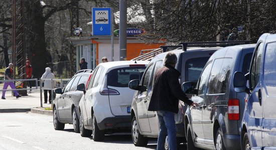 'Divu eiro karaļi', agregatoru cīņa un 14 stundas pie stūres. Sešu taksistu stāsti