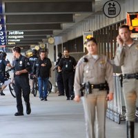 Apšaude Losandželosas lidostā: pret valdību noskaņotais uzbrucējs smagi ievainots
