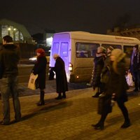 Rīgā policija konfiscē nelegālo pārvadātāju mikroautobusu