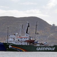 Krievija atceļ apsūdzības pirātismā 'Greenpeace' aktīvistiem – tiesās par huligānismu