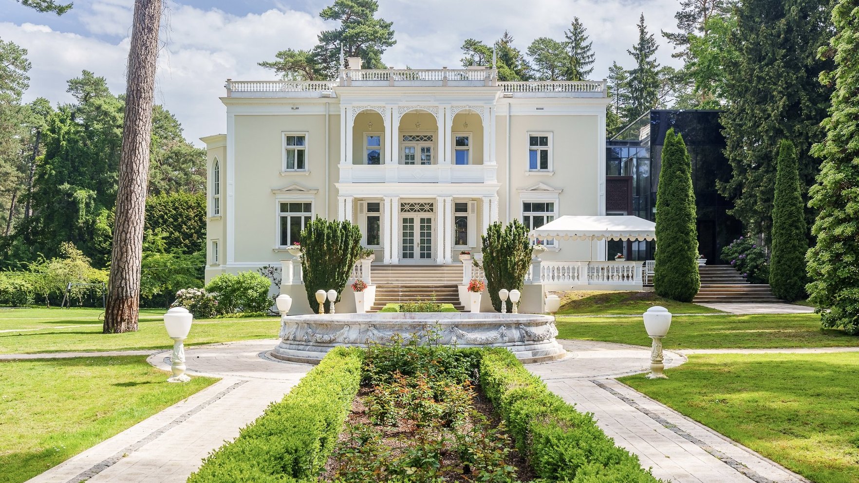 Jūrmalā par 6,8 miljoniem eiro pārdota vēsturiskā Eižena Laubes projektētā villa