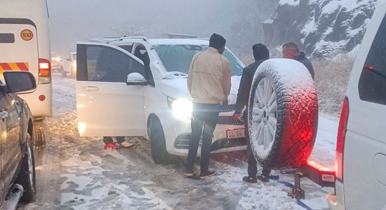 Foto un video: Dienvidāfrikas piekrastē piedzīvoti netipiski laikapstākļi – sniegs un sniegavētra