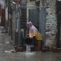 Musonu lietavu un plūdu dēļ Pakistānā un Indijā gājuši bojā gandrīz 200 cilvēku