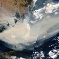 Austrālijas ugunsgrēki ap zemi apvijuši dūmu gredzenu
