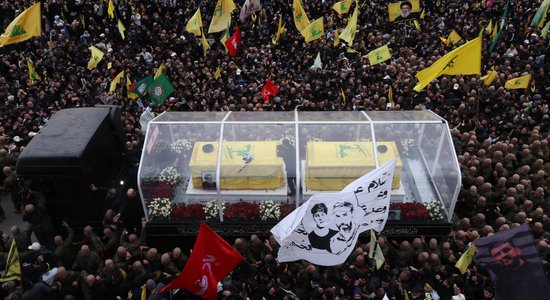 "Hezbollah" Nasrallas bērēs Beirūtā demonstrē spēku; Izraēla nosūta iznīcinātājus