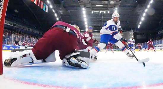 Latvijas U-18 hokejisti ar sāpīgu zaudējumu saglabā labas izredzes iekļūt PČ ceturtdaļfinālā