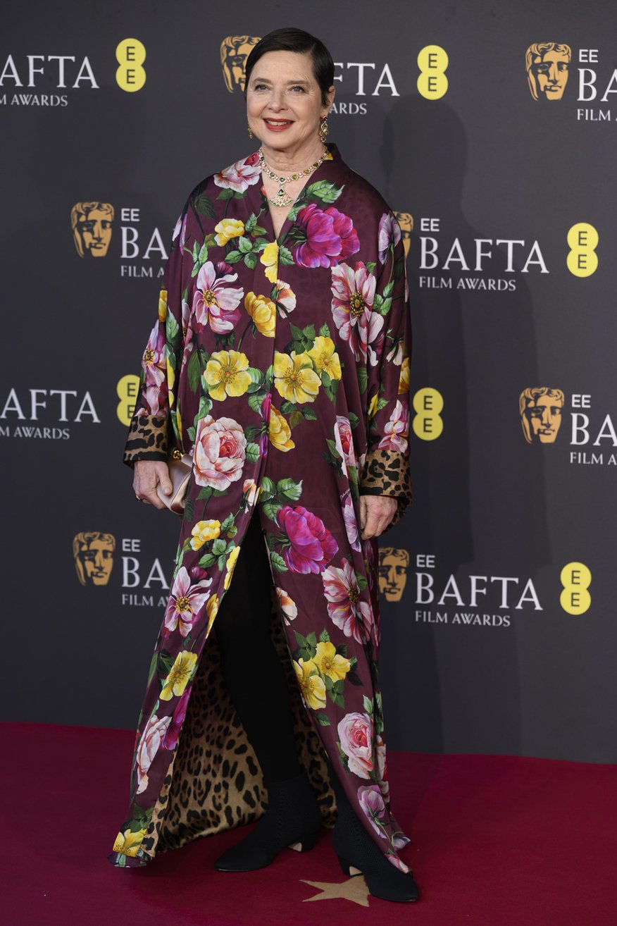 BAFTA 2025: no nāriņām līdz gotiskām dievietēm – drosmīgākie sarkanā paklāja tēli