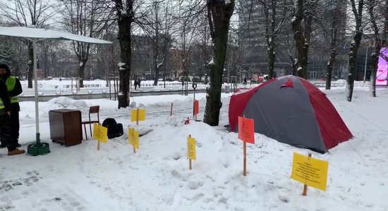 ВИДЕО: Мужчина объявил голодовку возле Кабинета министров