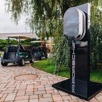 'Porsche' attīsta elektromobiļu infrastruktūru Latvijā un atklāj pirmo publisko uzlādes staciju