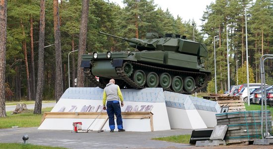 Rinkēvičs "militarizētās tēlniecības kompozīciju" vērtē kā bezgaumīgu