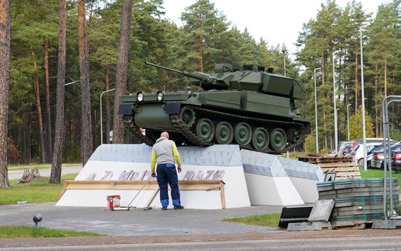 "Военный памятник" возле Адажской базы: Латвия купила для установки уже списанный бронетранспортер 