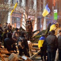 Simtiem cilvēku spītē salam un Kijevā turpina protestus