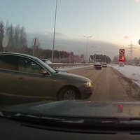 Video: Autovadītāja manevrs nepārredzamā vietā uz slidena ceļa novedis pie avārijas