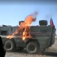 Video: Sīrijā ar akmeņiem un degpudelēm apmētā Krievijas patruļu