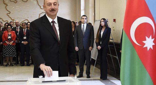 Алиев побеждает на внеочередных выборах президента Азербайджана. Он правит страной с 2003 года
